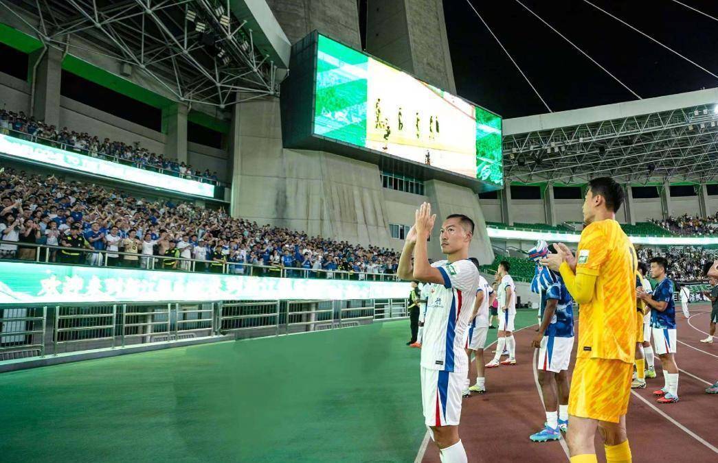 清晨突围战来临，上海申花围绕足总杯止住颓势，态度坚定，心理建设被强调